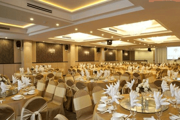 Lắp đặt điều hòa ống gió âm trần Daikin cho nhà hàng